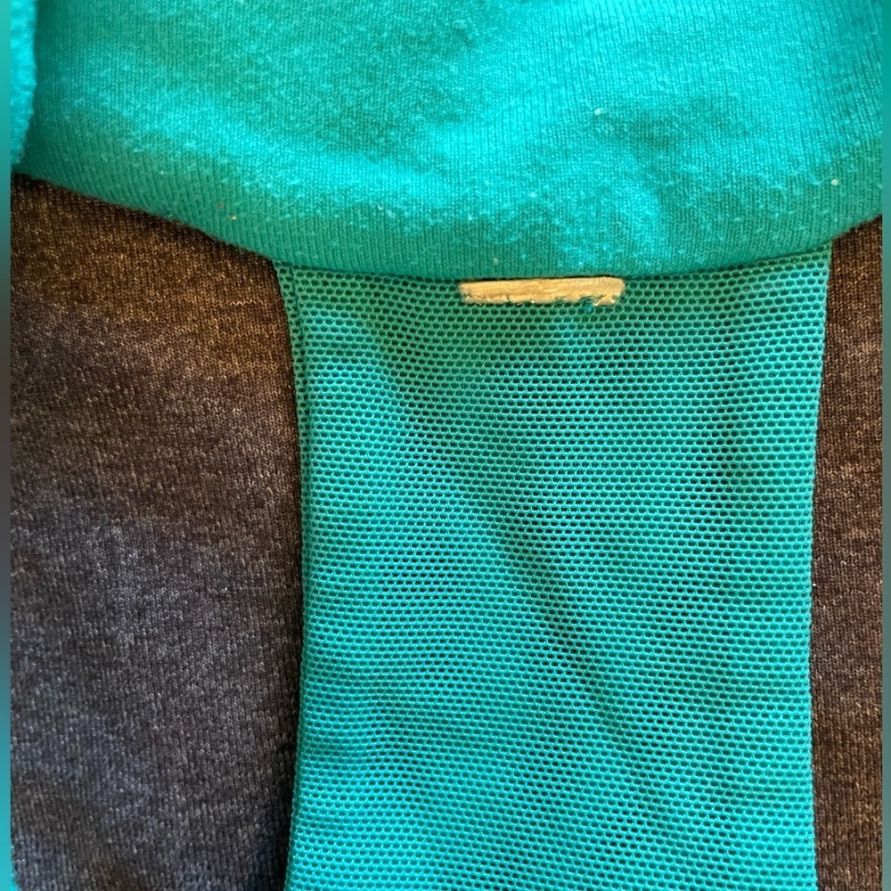Lululemon Racerback Scoop Neck Tank with COOLMAX tech in Gray and Teal. Size 8. - Picture 5 of 7